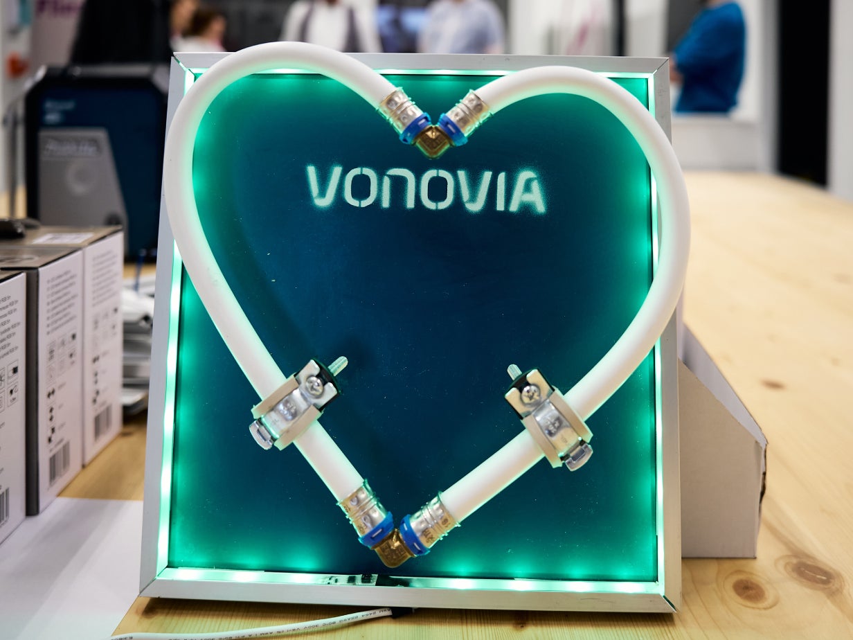 Ein Herz aus Schläuchen mit dem Schriftzug VONOVIA dahinter.