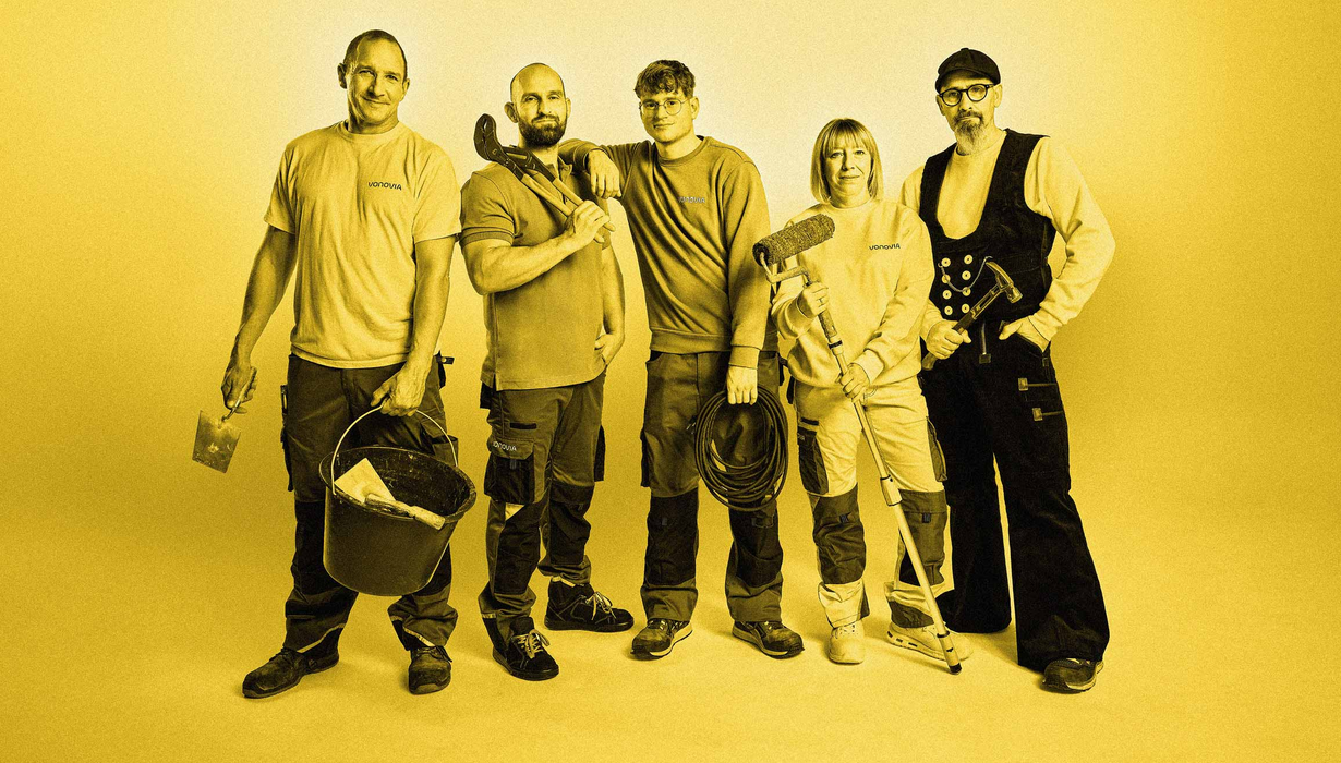 Fünf Mitarbeitende im Handwerk in ihrer jeweiligen Arbeitskleidung blicken in die Kamera. Ein gelber Filter liegt über dem kompletten Bild.