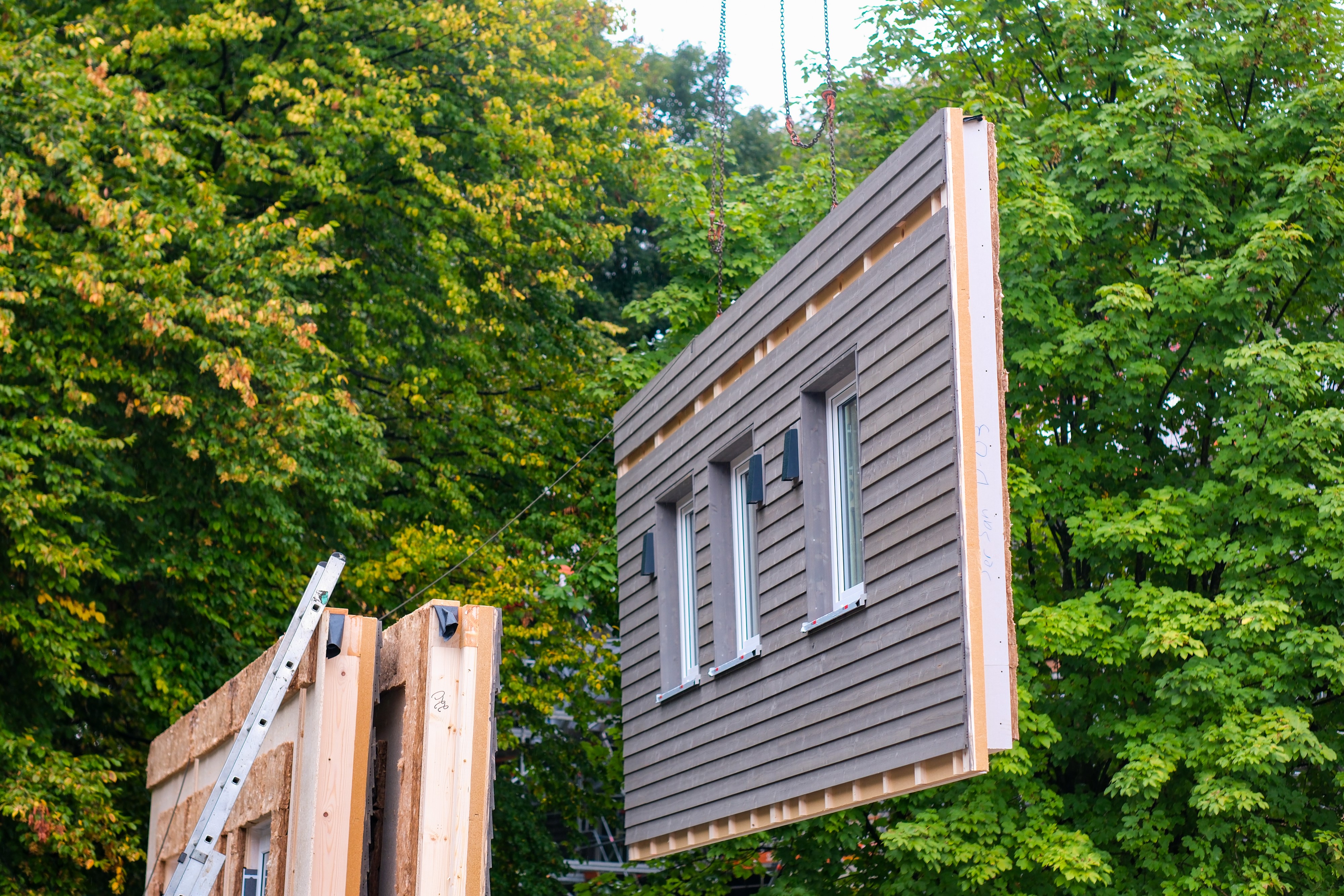 Ein Fassadenelement wird platziert. Ein Fassadenelement wird platziert.