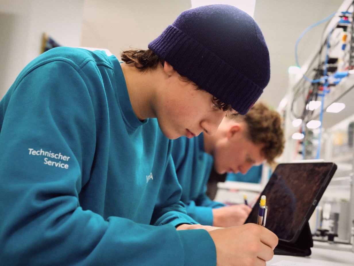 Auszubildende im handwerklichen Bereich beim Lernen.