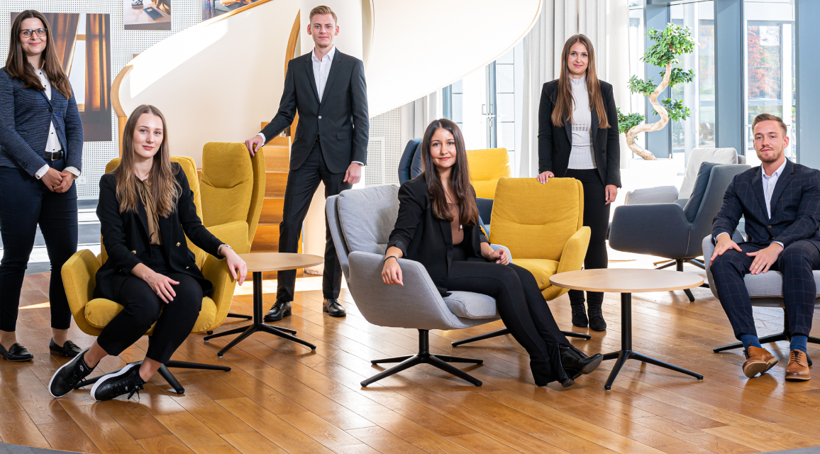 Sechs Vonovia Trainees, einige sitzen einige stehen.