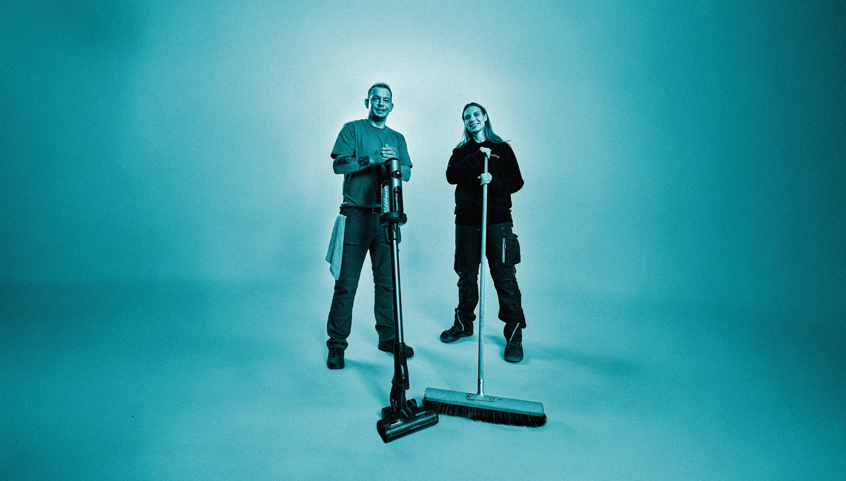 Zwei Mitarbeitende mit Reinigungsausstattung. Blauer Filter über dem gesamten Bild.