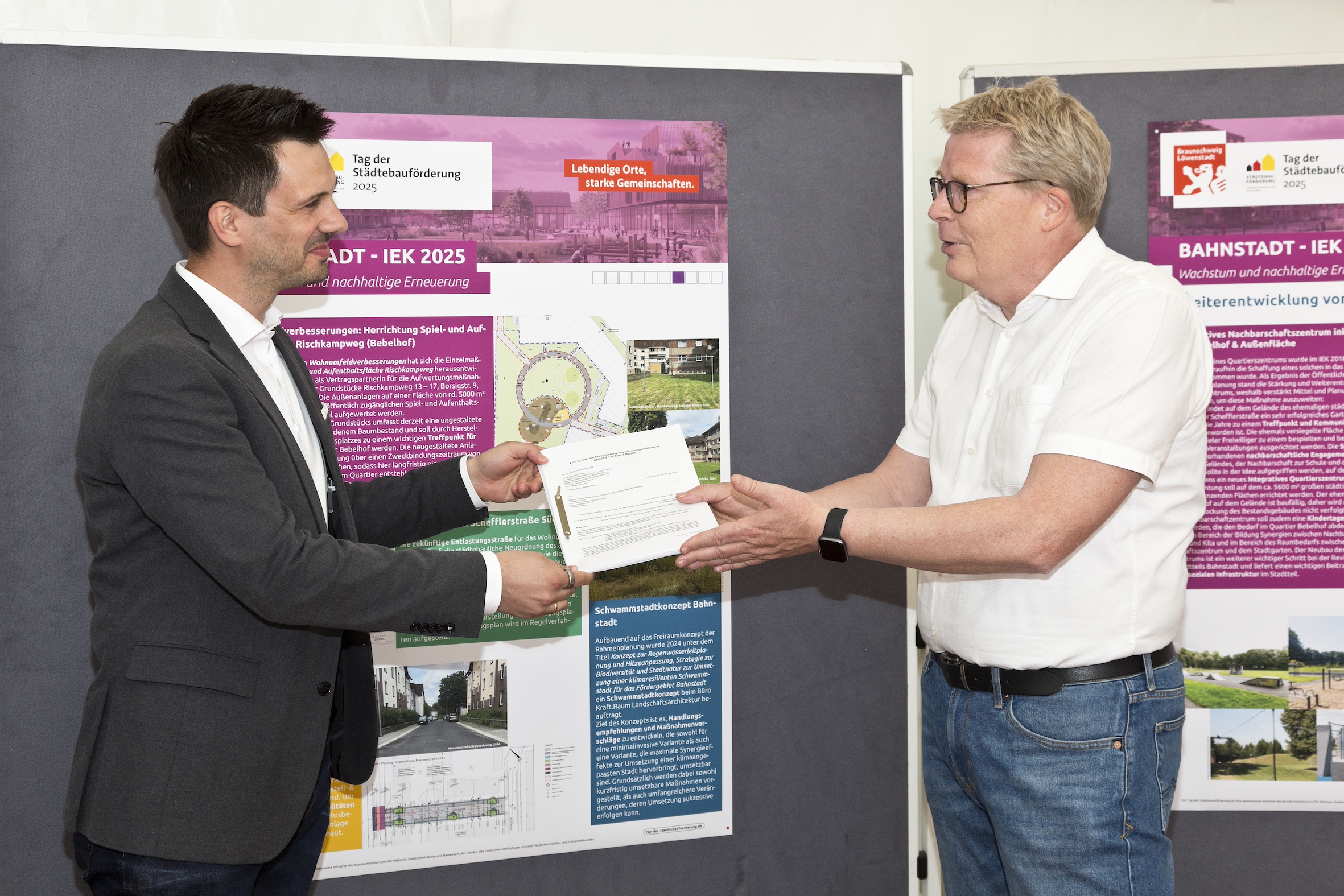 Stadt Braunschweig und Vonovia unterzeichnen Vertrag für neuen Spielplatz im Bebelhof (1).jpg