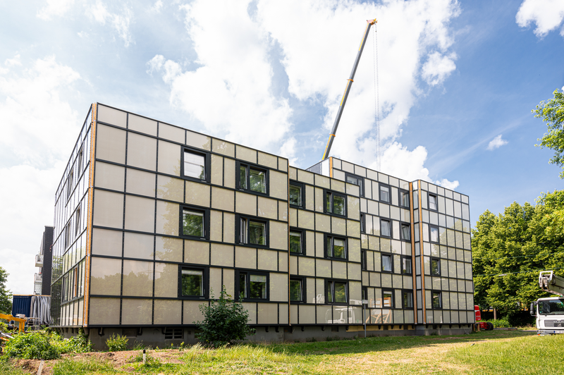Vonovia bringt vorgefertigte, glasverblendete Dämmelemente an die Fassade.