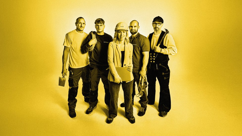 Fünf Mitarbeitende im Bau posieren. Gelber Filter über dem gesamten Bild.