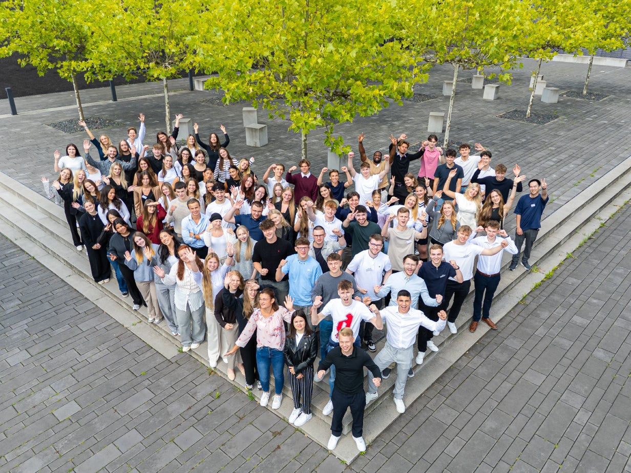 Die kaufmännischen Azubis haben sich in Herzform vor dem Vonovia Gebäude aufgestellt.