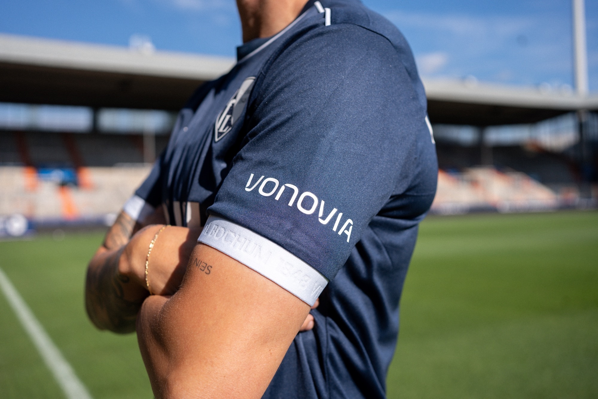 Eine Fußballspielerin mit VfL Bochum Trikot von der Seite.