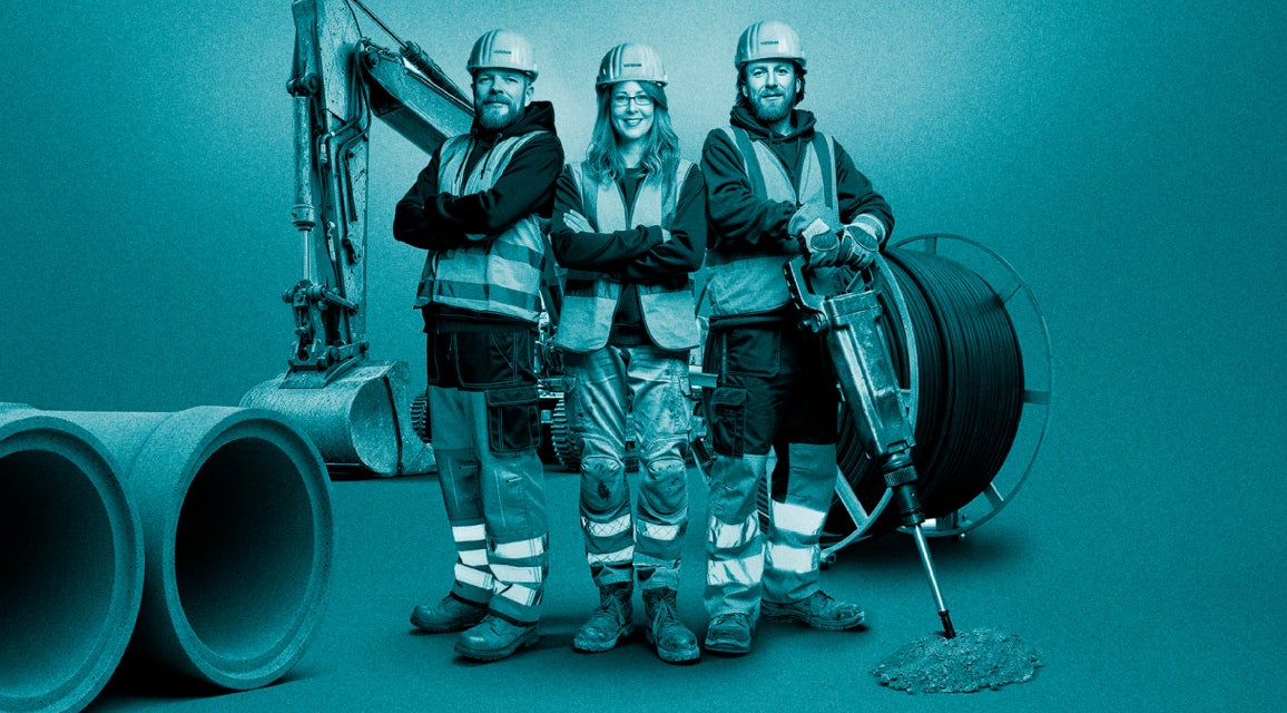 Drei Mitarbeitende in Arbeitskleidung und vor Arbeitsgeräten. Über dem Bild liegt ein petrolfarbener Filter.