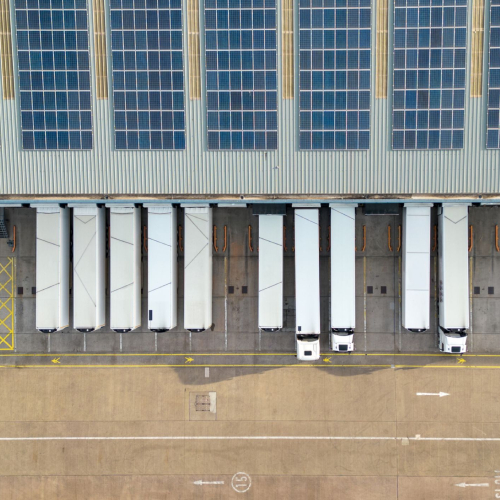 Viele LKW an Verladerampen Viele LKW an Verladerampen