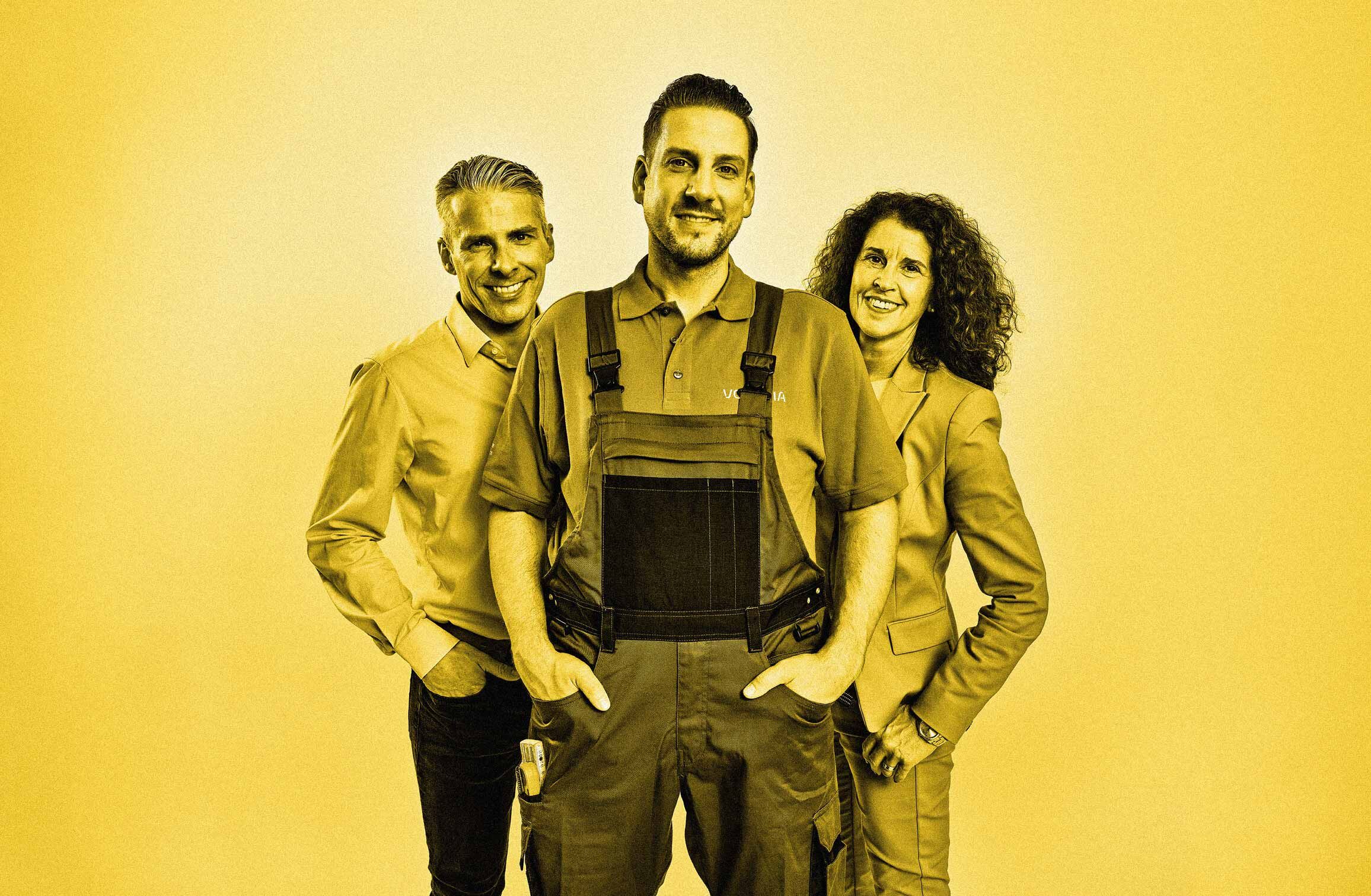 Drei Mitarbeiter posieren. Gelber Filter über gesamten Bild.