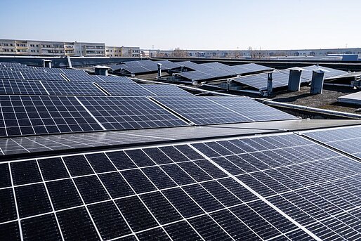 Photovoltaikanlagen auf Dächern.