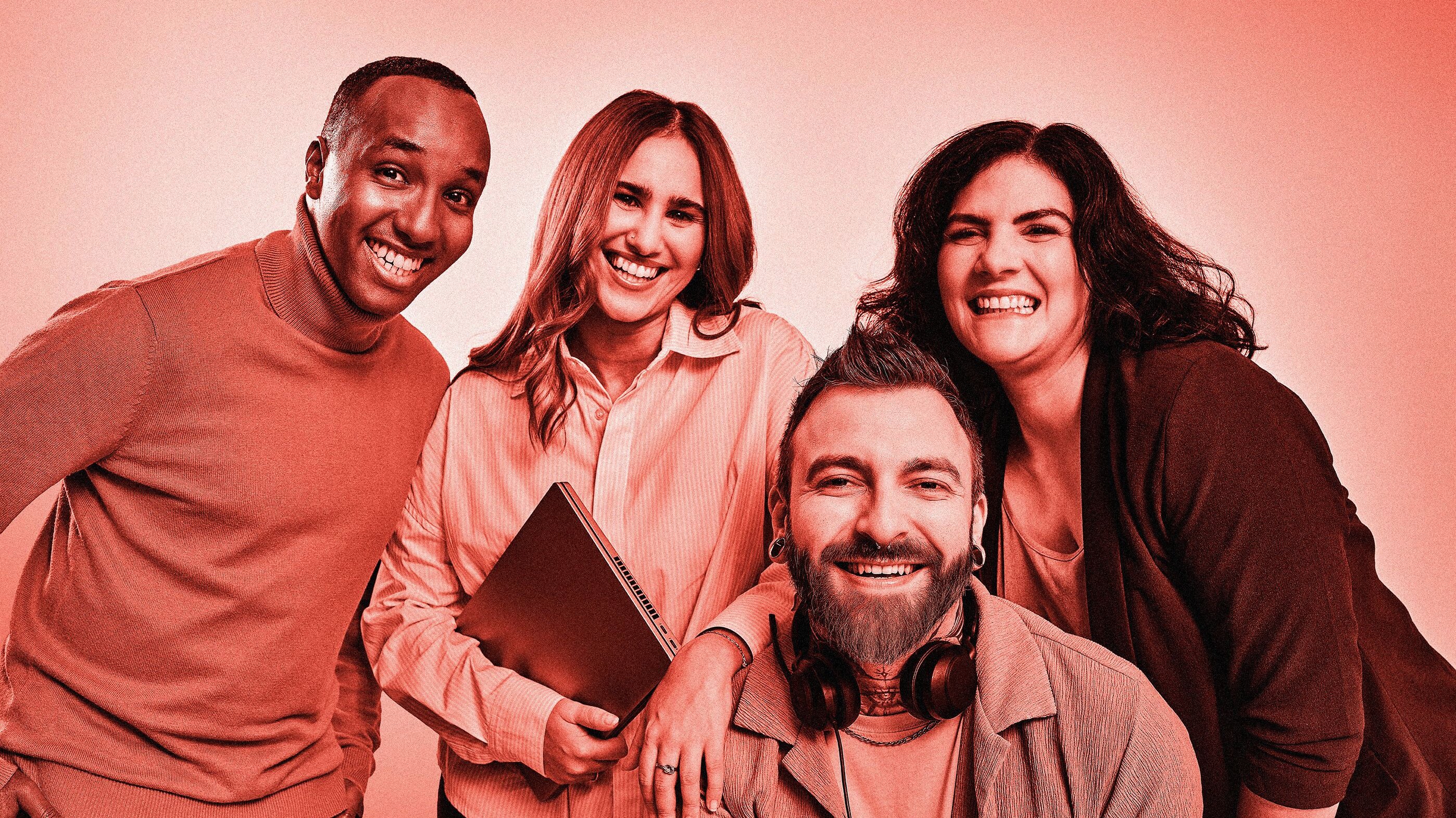 Vier Mitarbeitenden lächeln in die Kamera. Roter Filter über gesamten Bild.