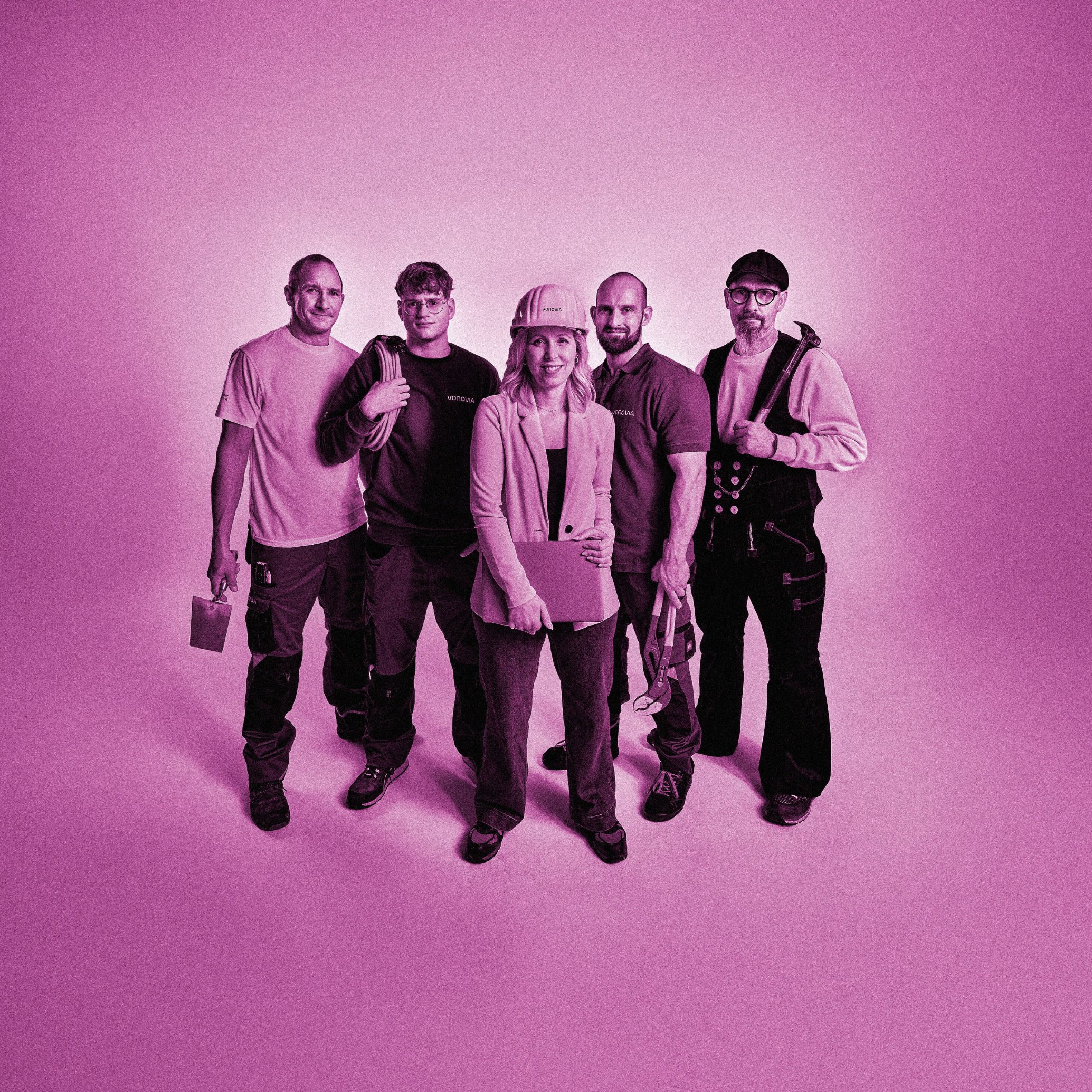 Fünf Mitarbeitenden verschiedener Berufe lächeln in die Kamera. Lila Filter über dem gesamten