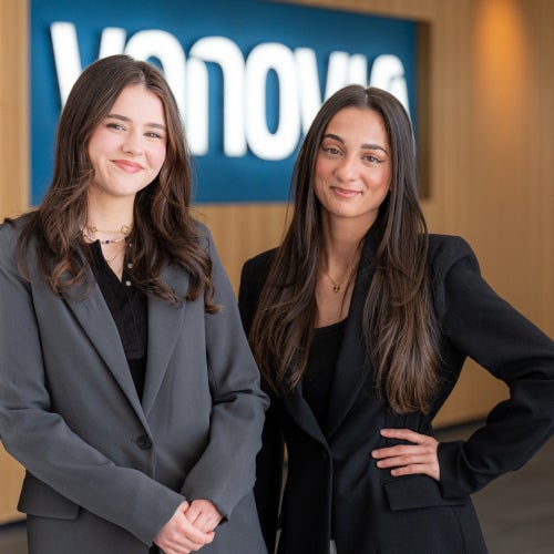 Zwei Auszubildende aus dem kaufmännischen Bereich stehen vor einem Vonovia Schild.