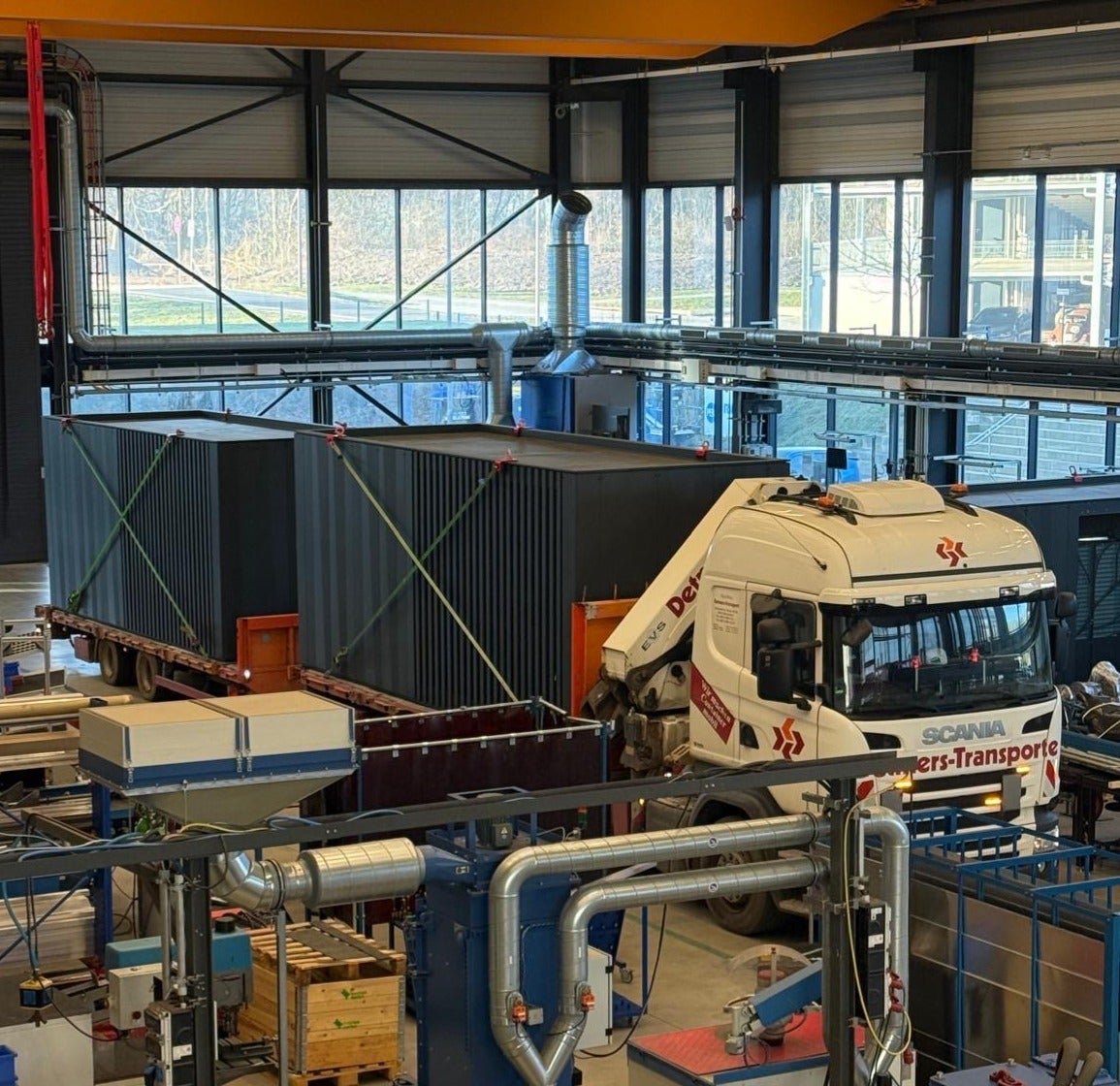 LKW in Lagerhalle wird mit Wärmepumpen Cubes beladen.