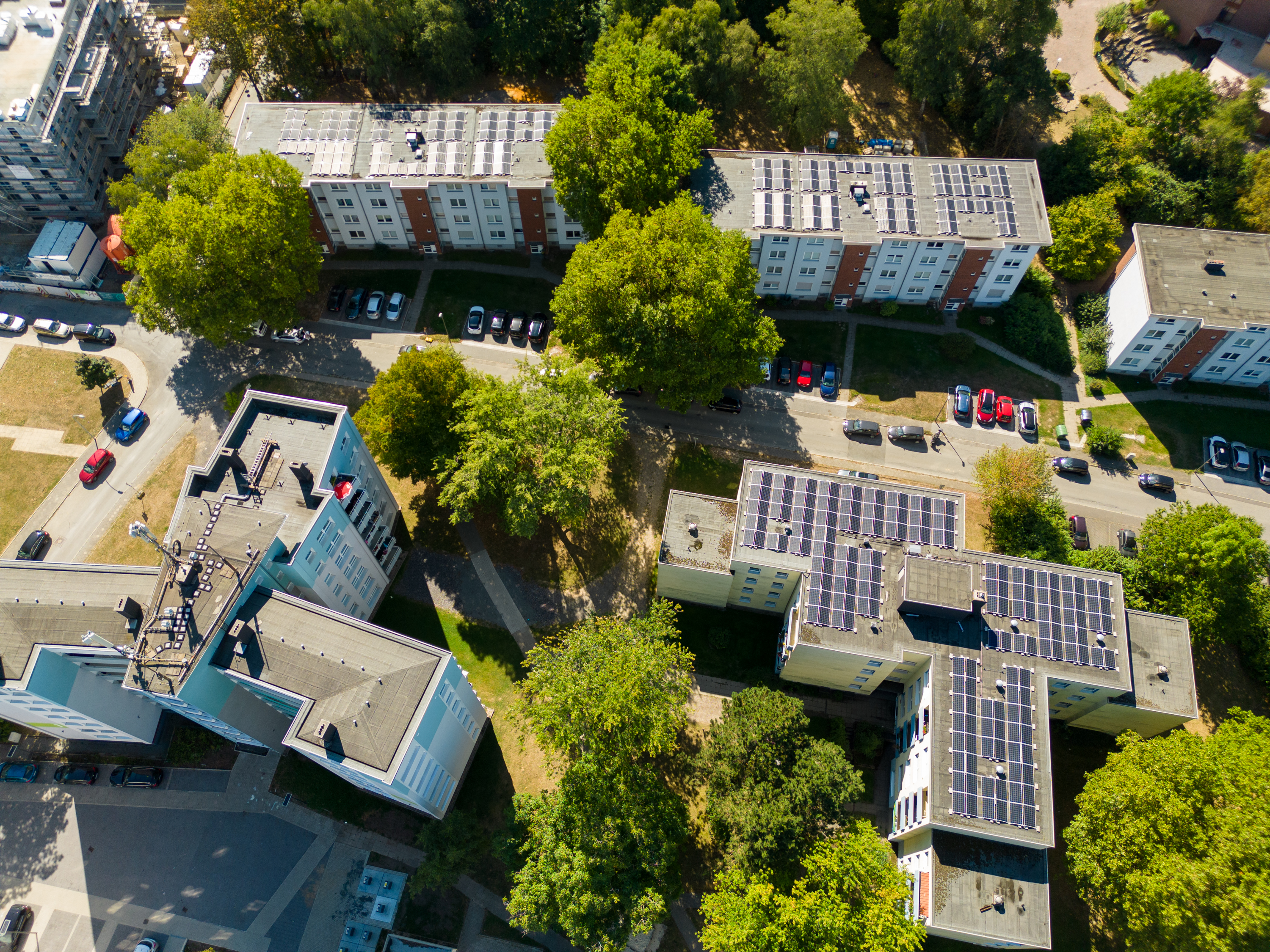 Photovoltaik auf den Dächern von Häusern bei Vonovia