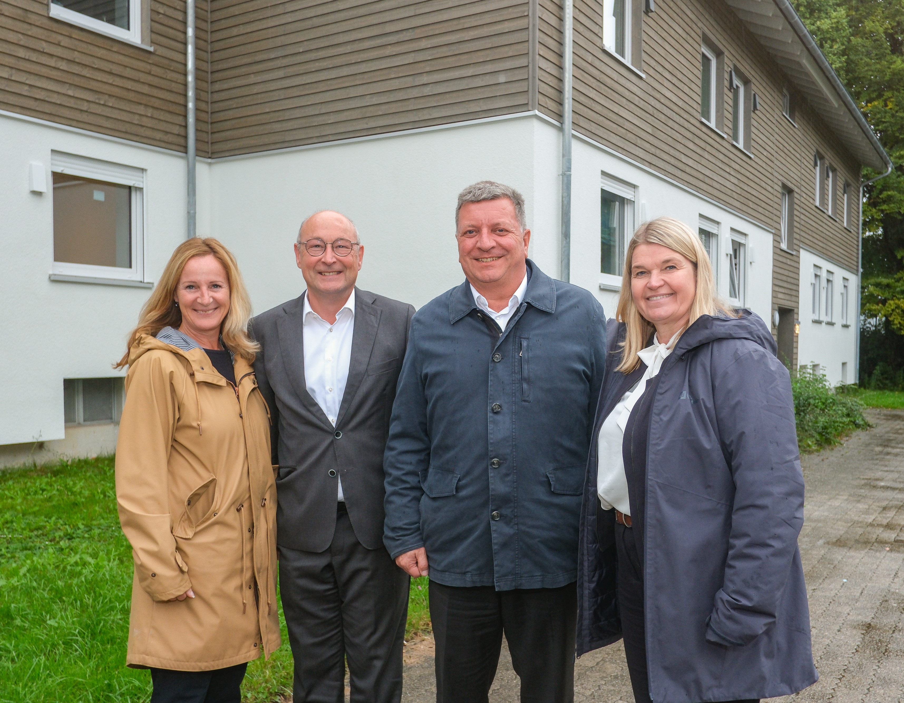 (from left): Claudia Zolk, Deputy Mayor of Garmisch-Partenkirchen; Rolf Buch, CEO of Vonovia; Christian Bernreiter, Bavarian State Minister for Housing, Construction and Transport; and Dagmar Fritz-Kramer, Managing Director of Baufritz, visit the serial modernization in Garmisch.