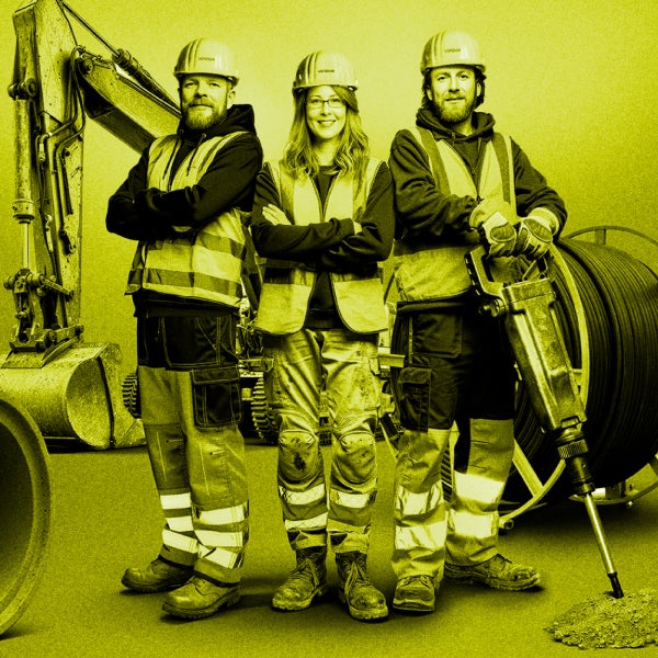 Drei Mitarbeitende in Arbeitskleidung und vor Arbeitsgeräten. Über dem Bild liegt ein gelber Filter.