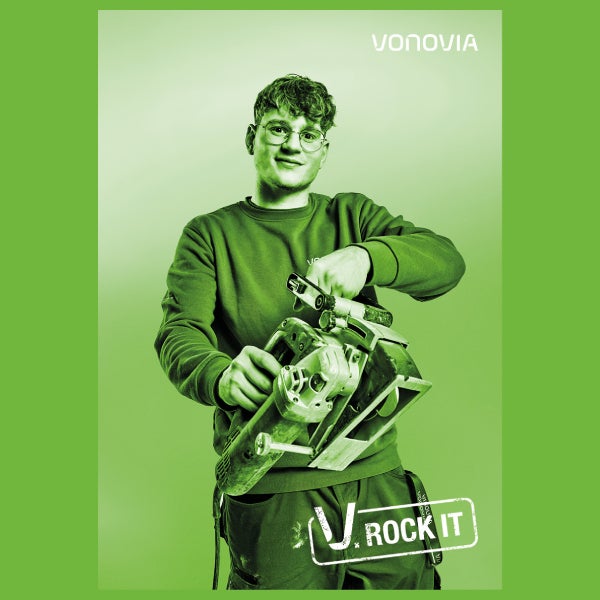 Ein Vonovia Mitarbeitender mit Werkzeug. Auf dem Bild ist ein grünlicher Filter. Unten steht V.ROCK IT, oben steht VONOVIA.