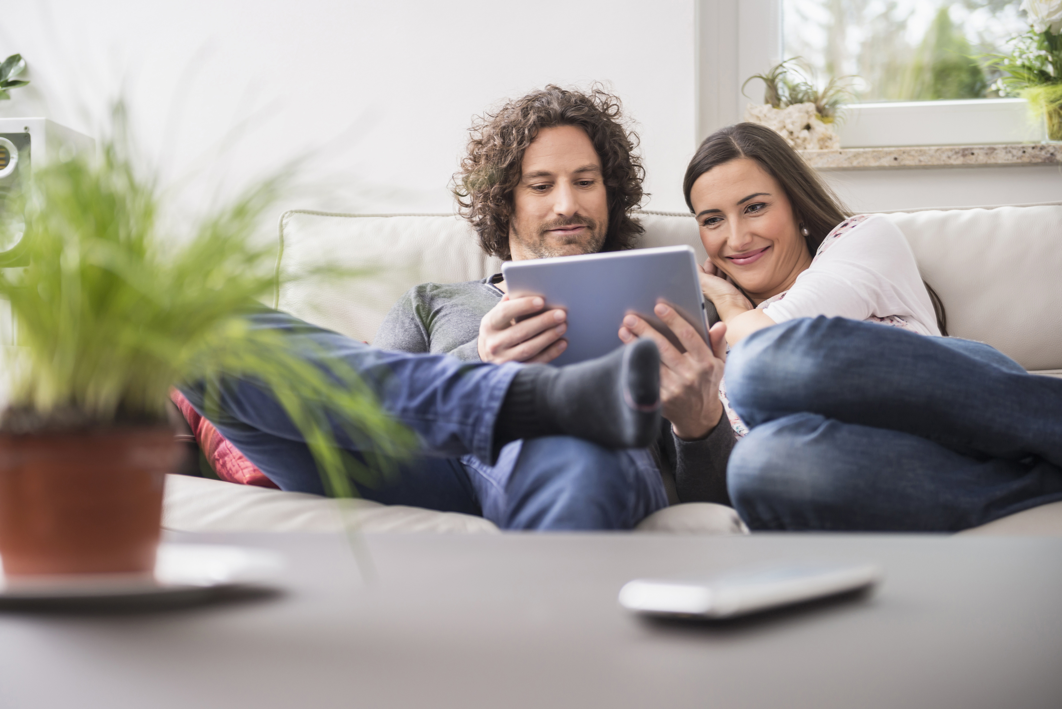 Paar mit Tablet auf der Couch