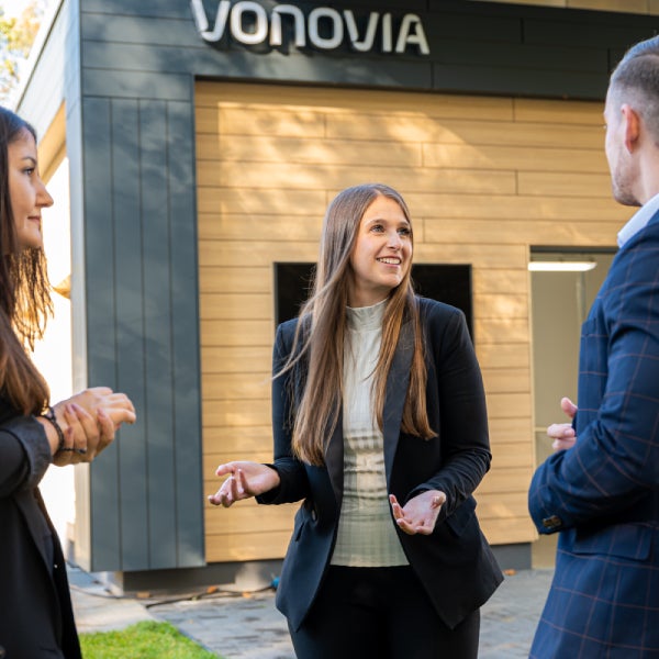 Drei Trainees im Gespräch miteinander.