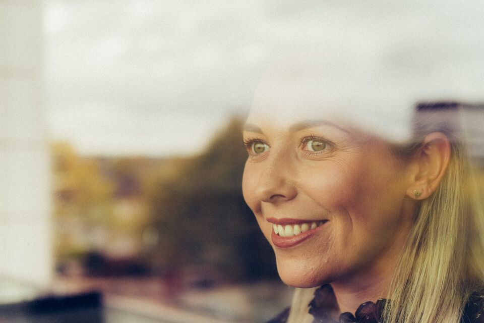 Frau schaut aus dem Fenster