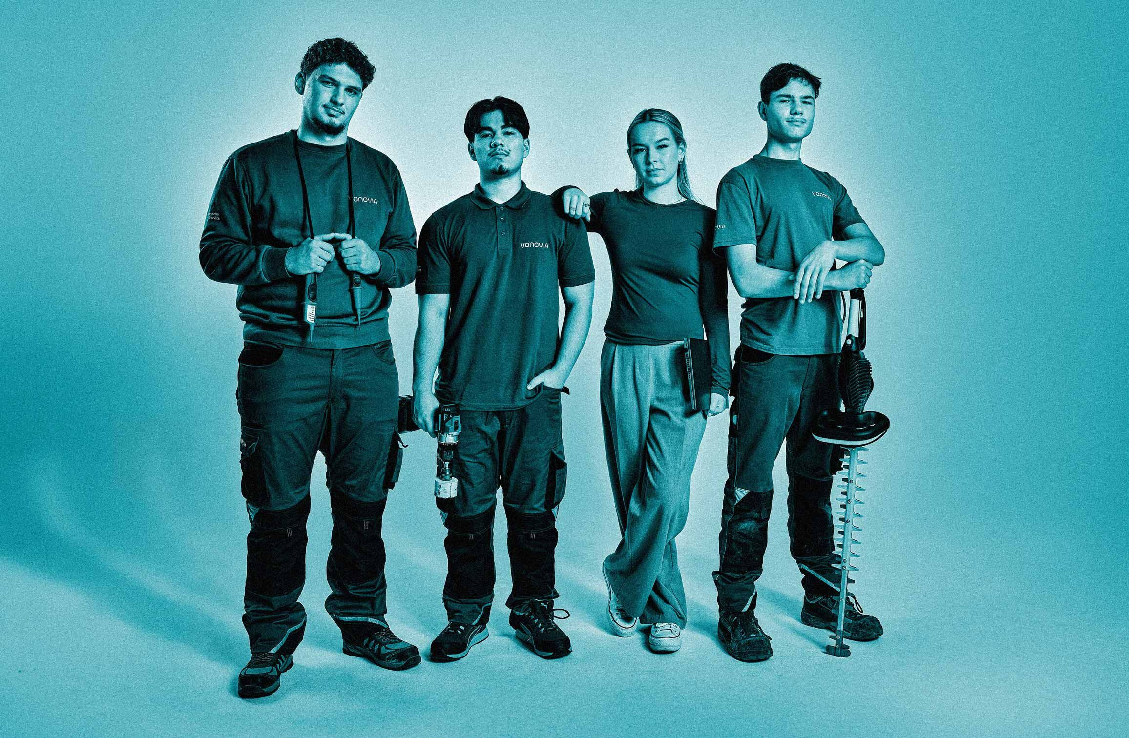 4 Auszubildende posieren mit ihren jeweiligen Gewerken. Blauer Filter über dem gesamten Bild.