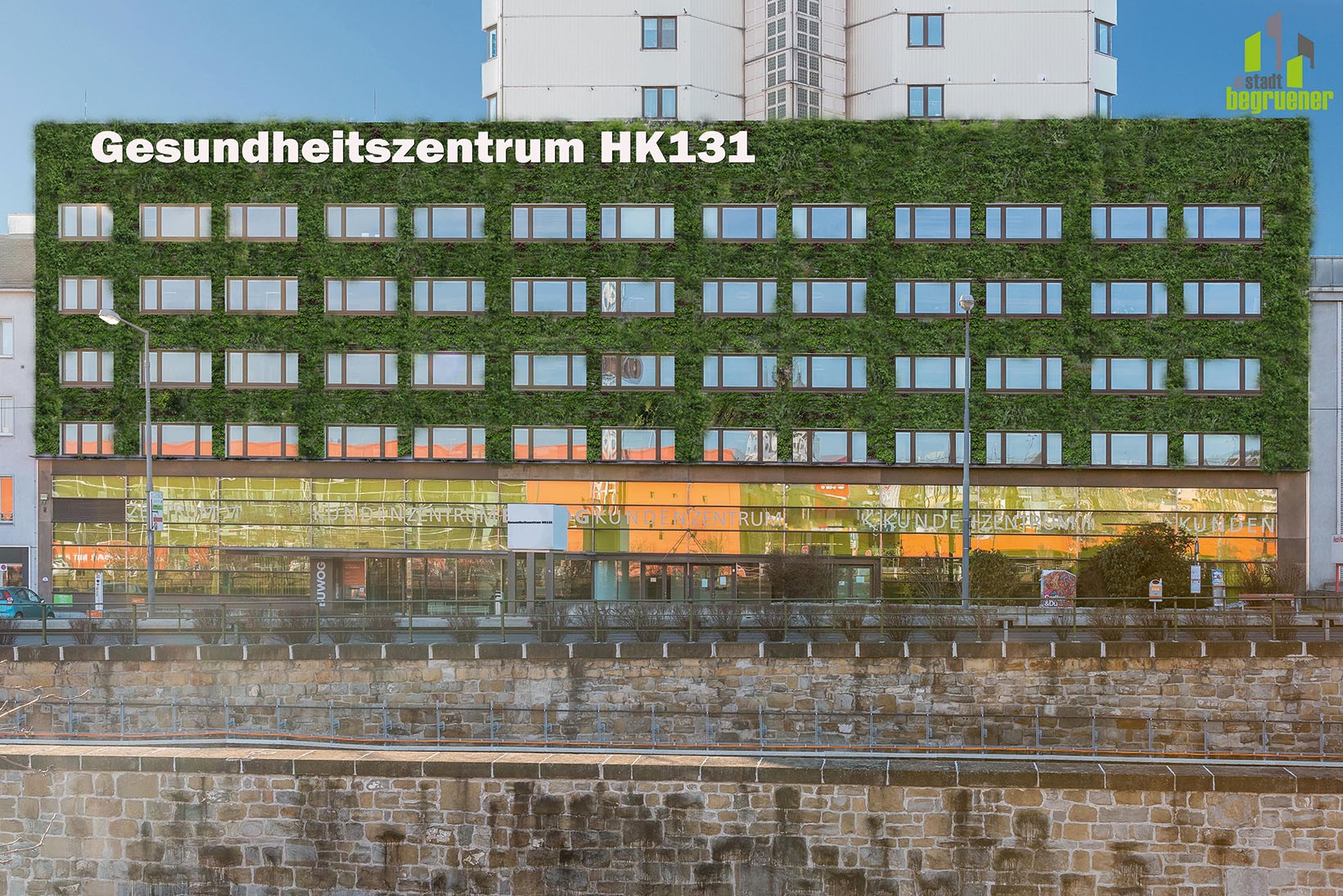 Gebäude zeigt Gesundheitszentrum HK131, Fenster und Fassadenbegrünung.