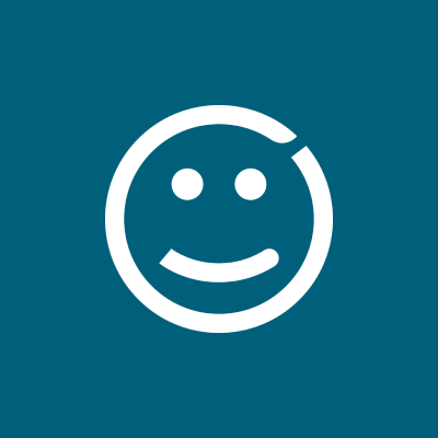 Weißes Smiley-Gesicht zwinkert auf blauem Hintergrund.