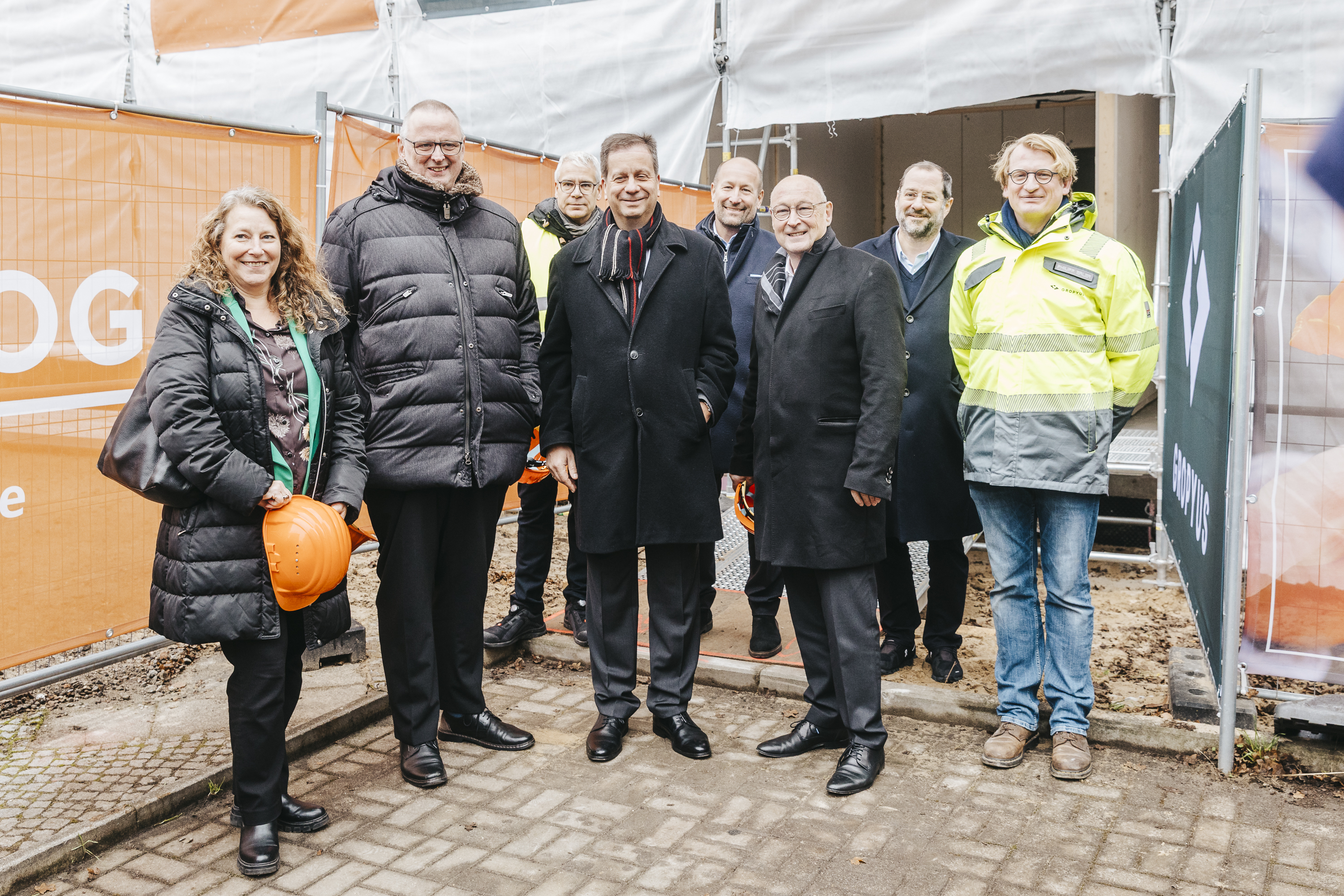 Dr. Olaf Joachim (2. von links), Staatssekretär im Bundesministerium für Wohnen, Stadtentwicklung und Bauwesen, besucht die Baustelle Schlichtallee von Vonovia in Berlin-Lichtenberg.