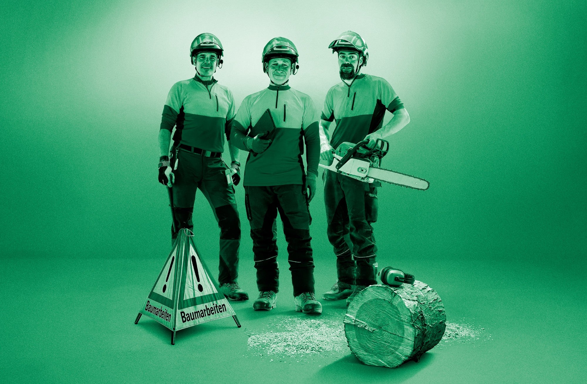 Drei Mitarbeitende in der Baumpflege posieren mit Arbeitsmitteln. Komplettes Bild grün eingefärbt.