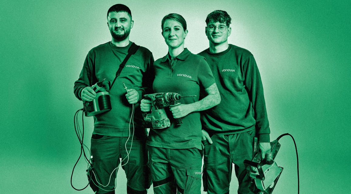 Drei Vonovia Mitarbeitende aus dem Handwerk in Arbeitskleidung und mit Arbeitsgeräten. Über dem Bild liegt ein grünlicher Filter.